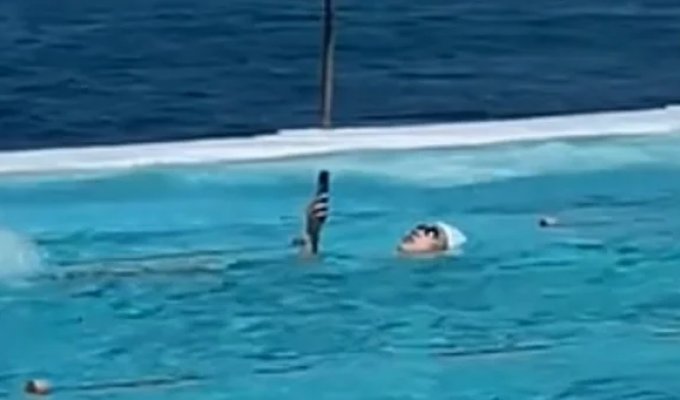 "Самое антиутопичное зрелище": женщина устроила заплыв с телефоном в руке (2 фото + 1 видео)