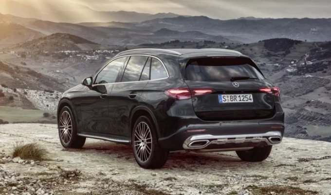 Mercedes wants to put BMW engines in its cars (2 photos)