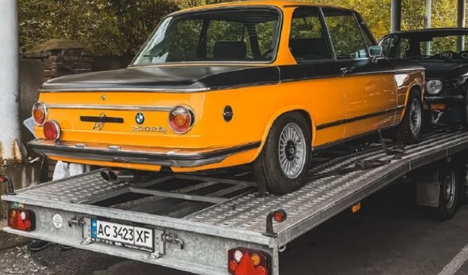 A car transporter carrying extremely rare BMWs and Mercedes was spotted in Ukraine (4 photos)