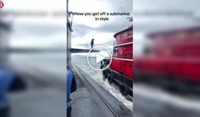 Мужчина шагает с подводной лодки на другой корабль в открытом море