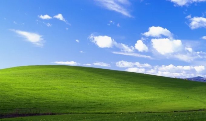 The story behind the most recognizable photo in the world (2 photos)