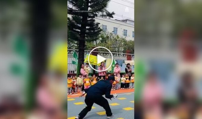 An unexpected move in tug-of-war: opponents were distracted with candy