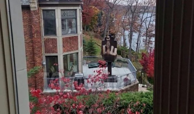 A man figured out how to remind his ex-wife of himself every day (3 photos)