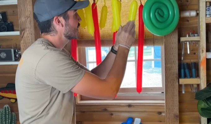 How to turn balloons into furniture (6 photos)