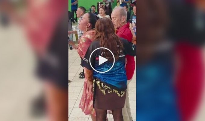 Дедушка на танцполе не ожидал такого внимания