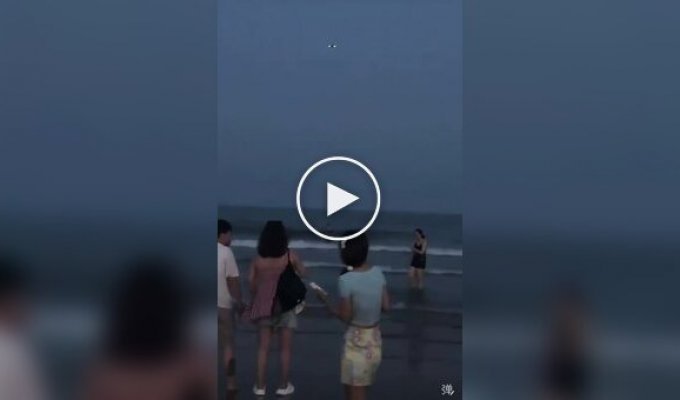 Дрон отчитал купающегося в море человека