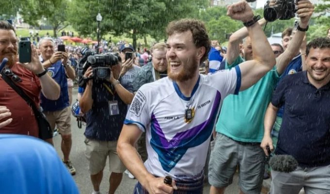 A Scotsman walked 5,600 km across the US to attend his national team's World Cup match (2 photos + 2 videos)