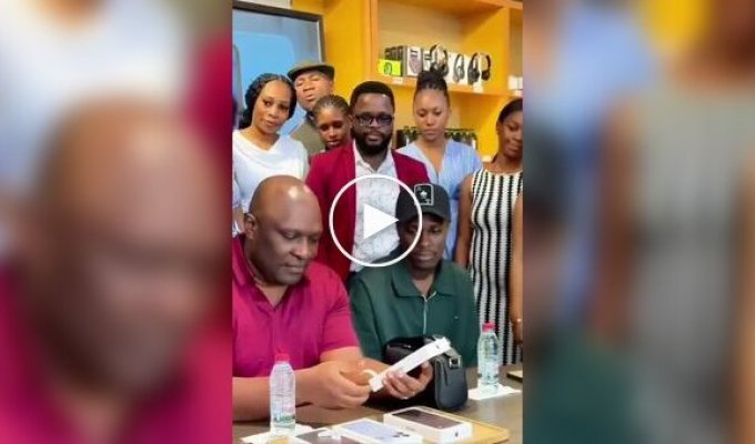 В Камеруне устроили торжественую церемонию для первого владельца нового iPhone