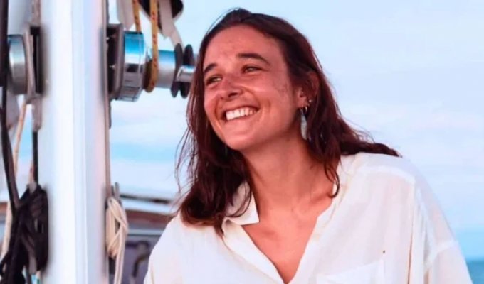 Шкипер вышла на связь спустя неделю после исчезновения в Бермудском треугольнике (4 фото)