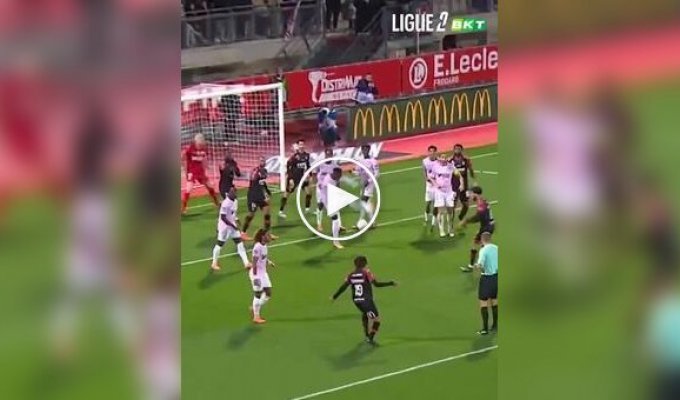 Футболист сам себе выбил зуб