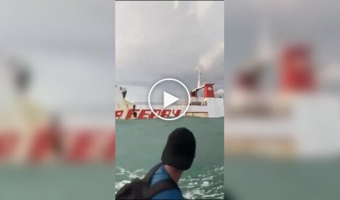 В Индонезии старый паром сломался пополам и затонул