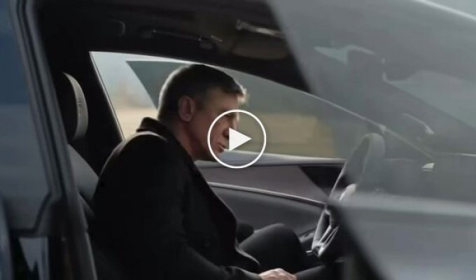 Джеймс Бонд пересів із Aston Martin на щось дивне