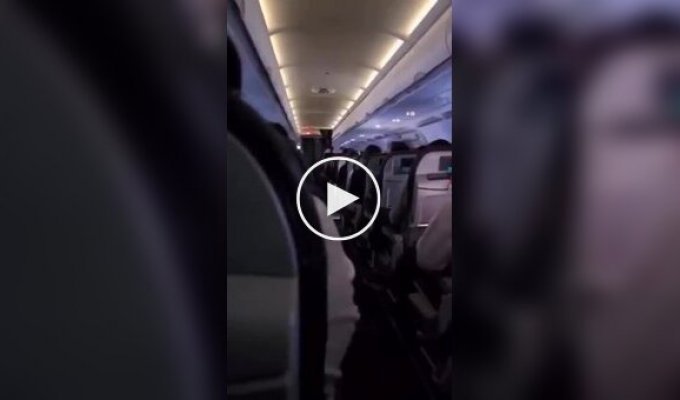 Блискавка вдарила в літак у Чилі