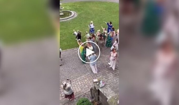 Ребенок поймал букет невесты на свадьбе