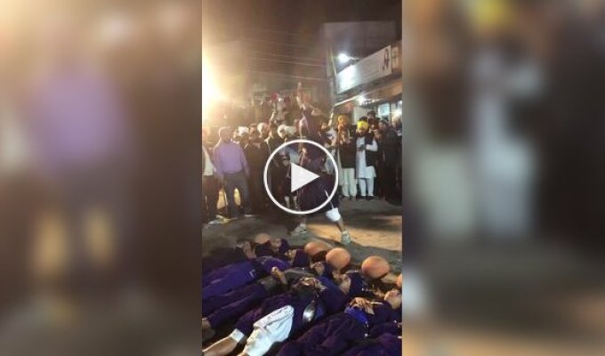 Dangerous entertainment on the streets of India