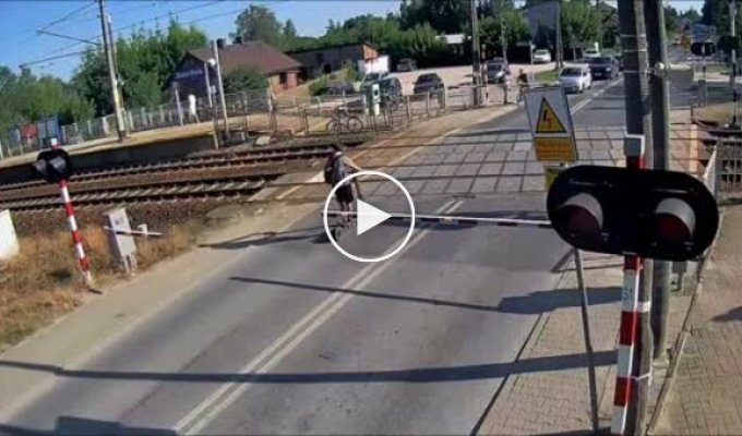 A guy drove through a closed crossing and miraculously avoided a collision