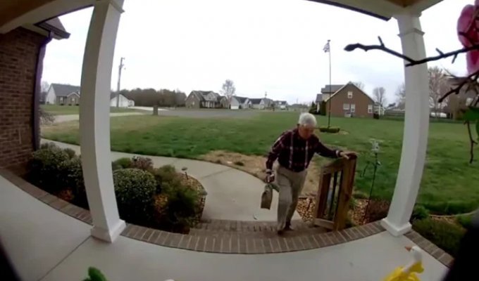 В США бабушка и дедушка пошли работать курьерами из-за медицинских расходов (2 фото + 1 видео)