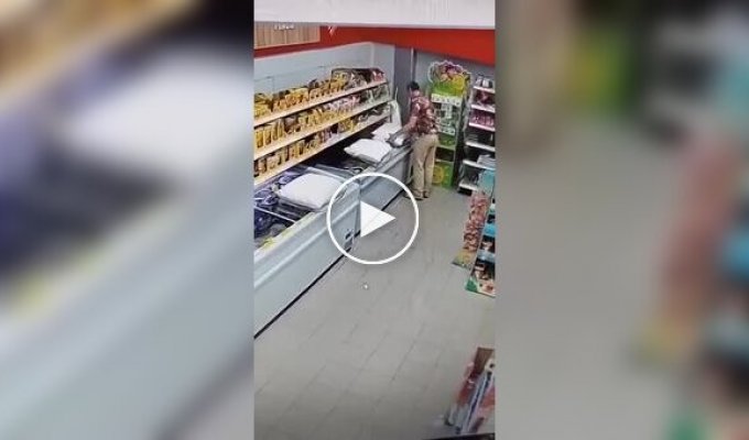 Мужчина чрезвычайно ответственно подошел к выбору подушки в магазине