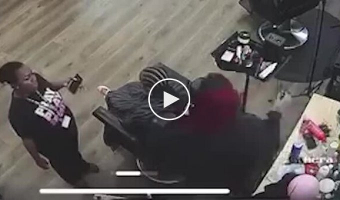 В США парикмахерша отстригла 11-летней девочке косы за отказ платить за опоздание
