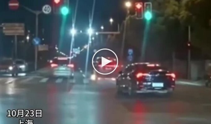 Fire in Li Mega electric minivan in Shanghai: driver and passenger managed to escape