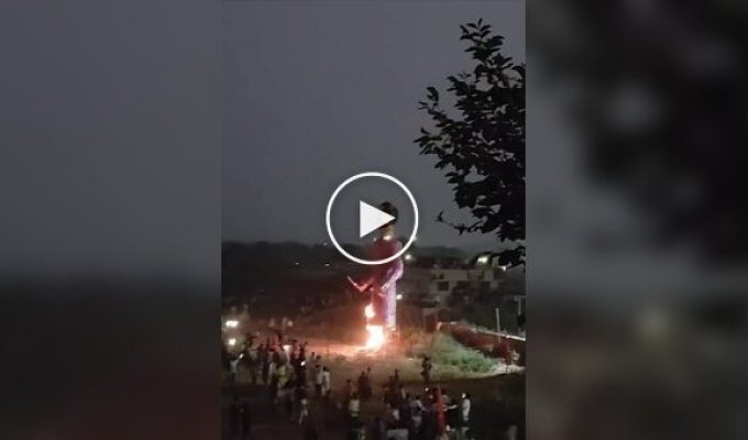 Опудало «обстріляло» людей феєрверками