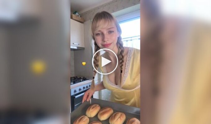 A girl boasted about delicious buns with jam