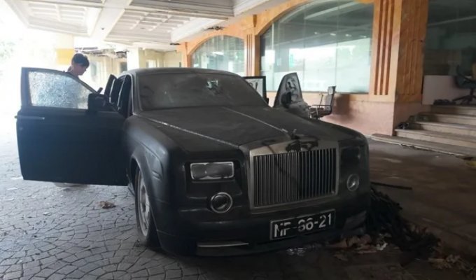 Dozens of abandoned cars were found in a closed hotel and casino, including a Rolls-Royce and a Porsche (1 photo + 2 videos)