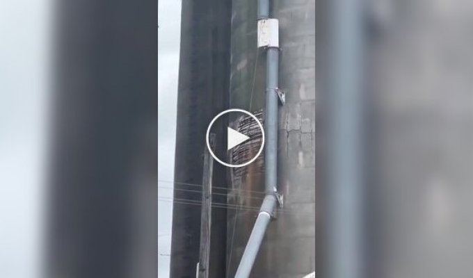 Silo tower collapses in an American city