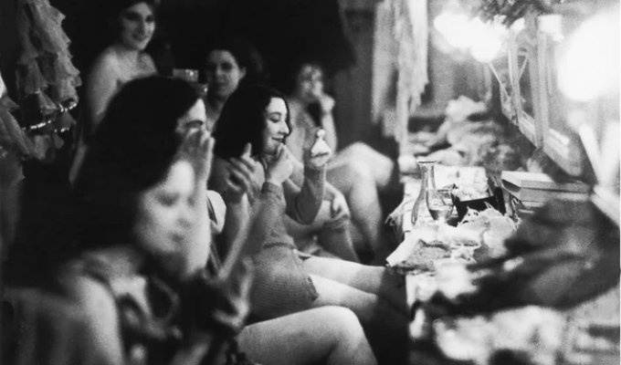 A Century of History at the World's Iconic Cabaret, the Moulin Rouge, in Photos (24 Photos)