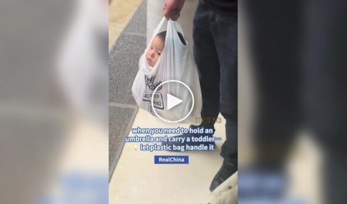 В Китае мужчина нес ребенка в пакете