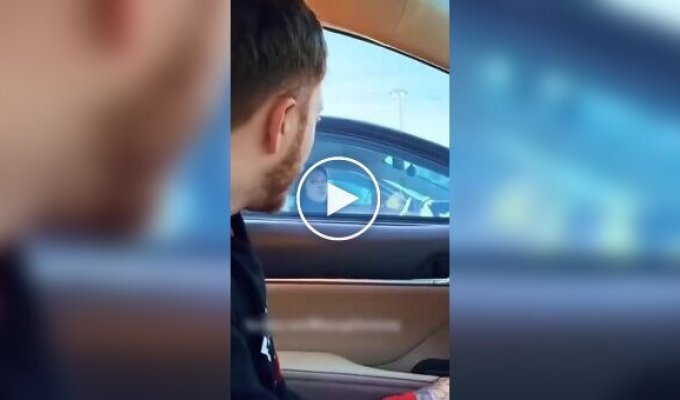 Шутник веселит автомобилистов в утренних пробках