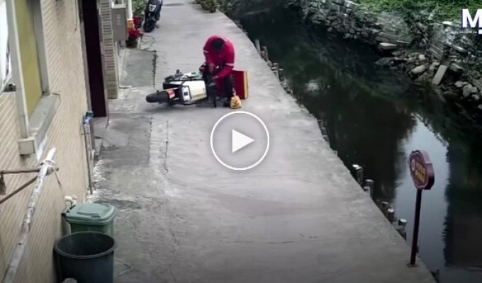 Everything went awry: a courier drowned his scooter