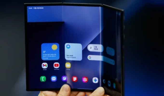 Samsung анонсировал трифолд (3 фото)
