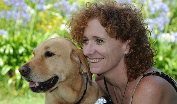 Она наклонилась поцеловать собаку, ударилась головой — и прозрела после 13 лет слепоты (13 фото)