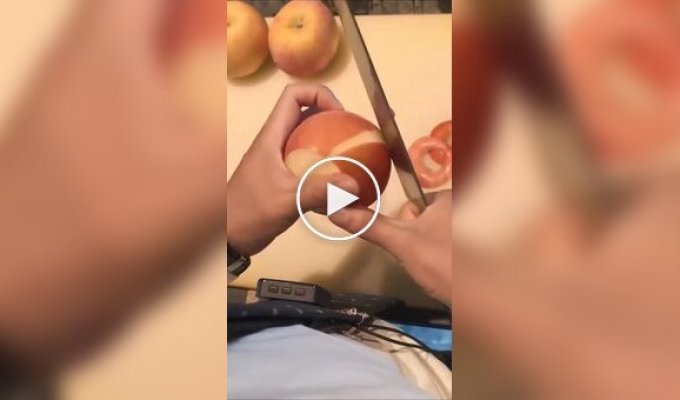 Перфекционист чистит яблоко: идеальная спираль