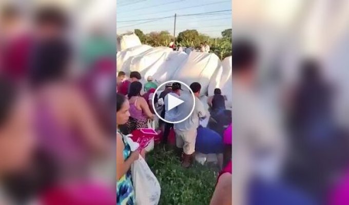 Sweet accident: people emptied a truck of sugar.