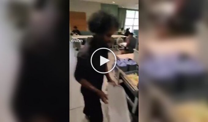 Британец показал, чем кормят мигрантов, живущих в отеле