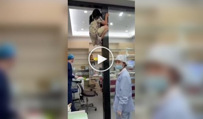 Девочка залезла под потолок из-за дентофобии