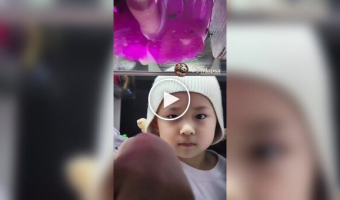 A father in China put his naked child in a cage “for safety”