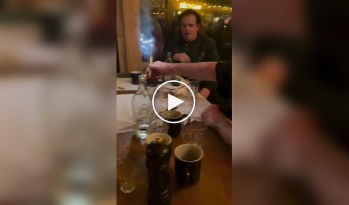 Тілль Ліндеманн розважається