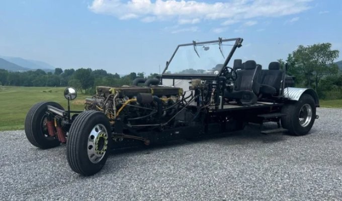 Homemade roadster with a tank engine to be auctioned off (15 photos)