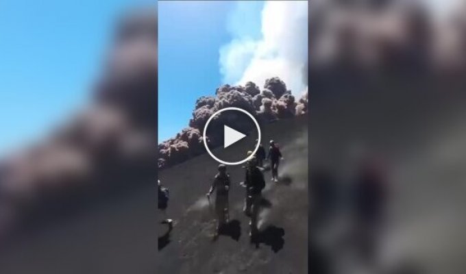 Туристы в панике бегут от извержения вулкана Этна