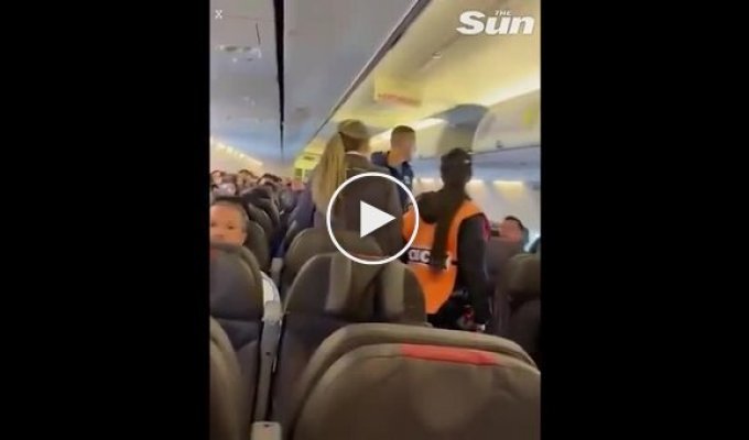 Футболіст пожартував про бомбу і залишив літак у наручниках