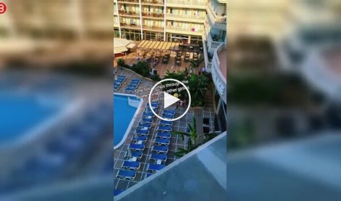 Борьба за лучшие места у бассейна