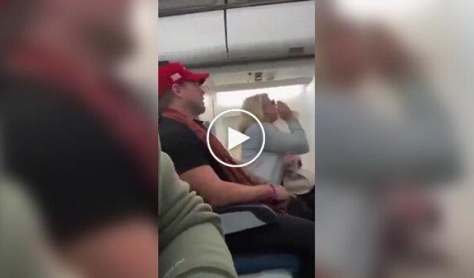 Женщина устроила истерику в самолете, увидев рядом мужчину в кепке MAGA
