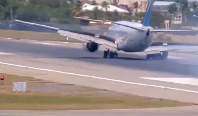 A hard landing of a plane on a Caribbean island (1 photo + 2 videos)