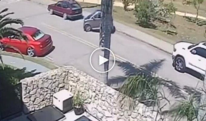 Попытка женщины припарковаться