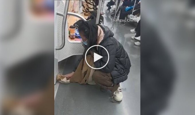 Женщина протерла пролитый напиток собственным шарфом