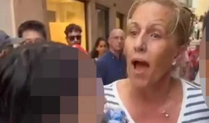 American woman grabbed a 14-year-old thief by the hair in Venice (4 photos + 1 video)