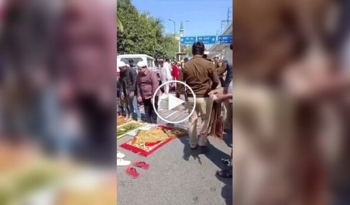 In India, police used force against people praying on the road
